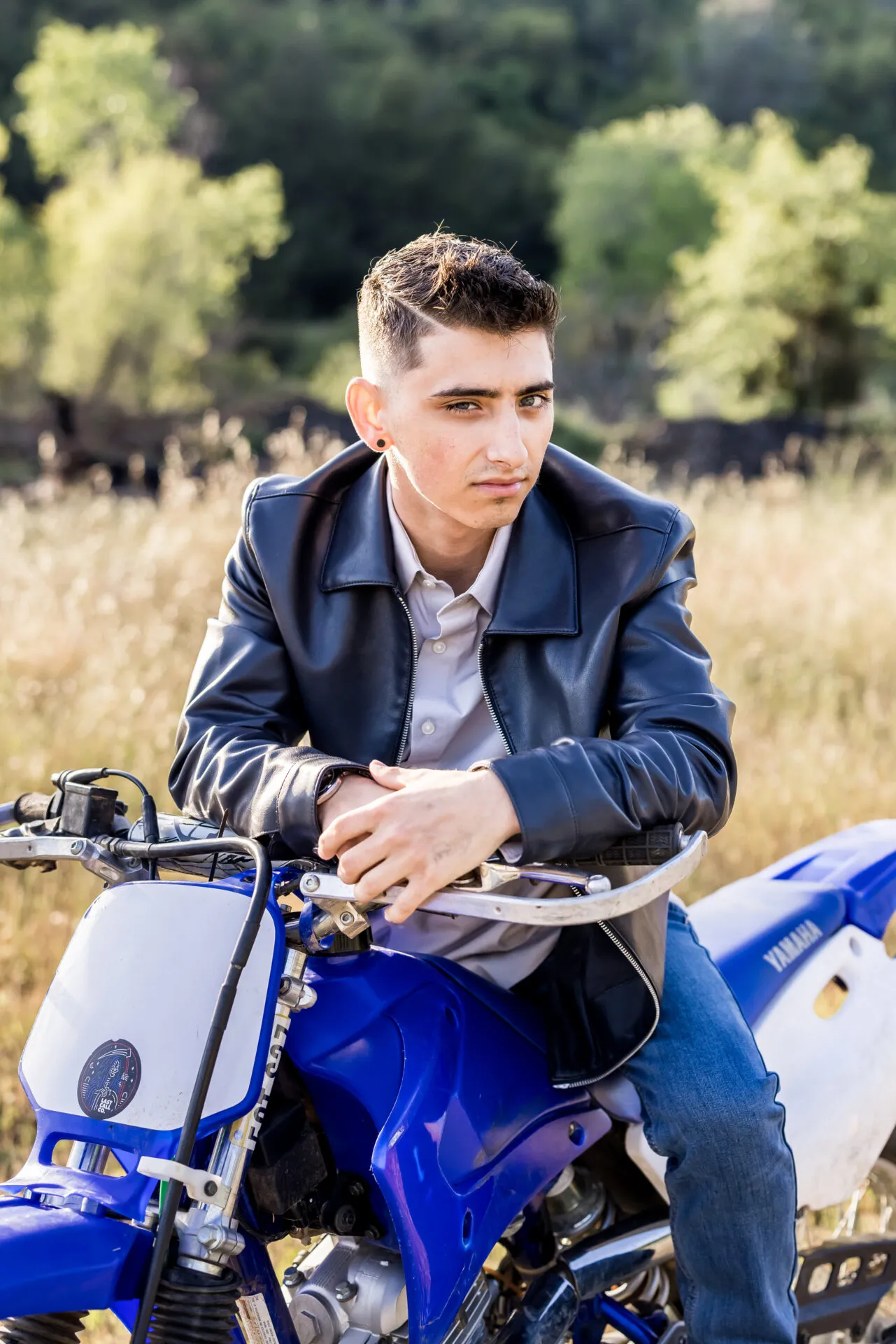 Close up of High School Senior guy session on dirt bike. Auburn, CA by Ann Keen Photography. What to wear winner.