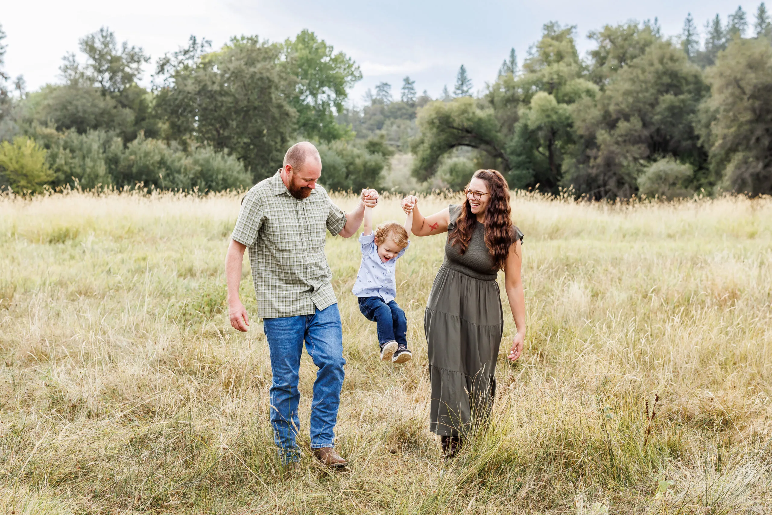 Family session on a farm in the morning. Family of 3 swinging their kid while walking in Auburn, CA taken by Ann Keen Photography. What to wear.