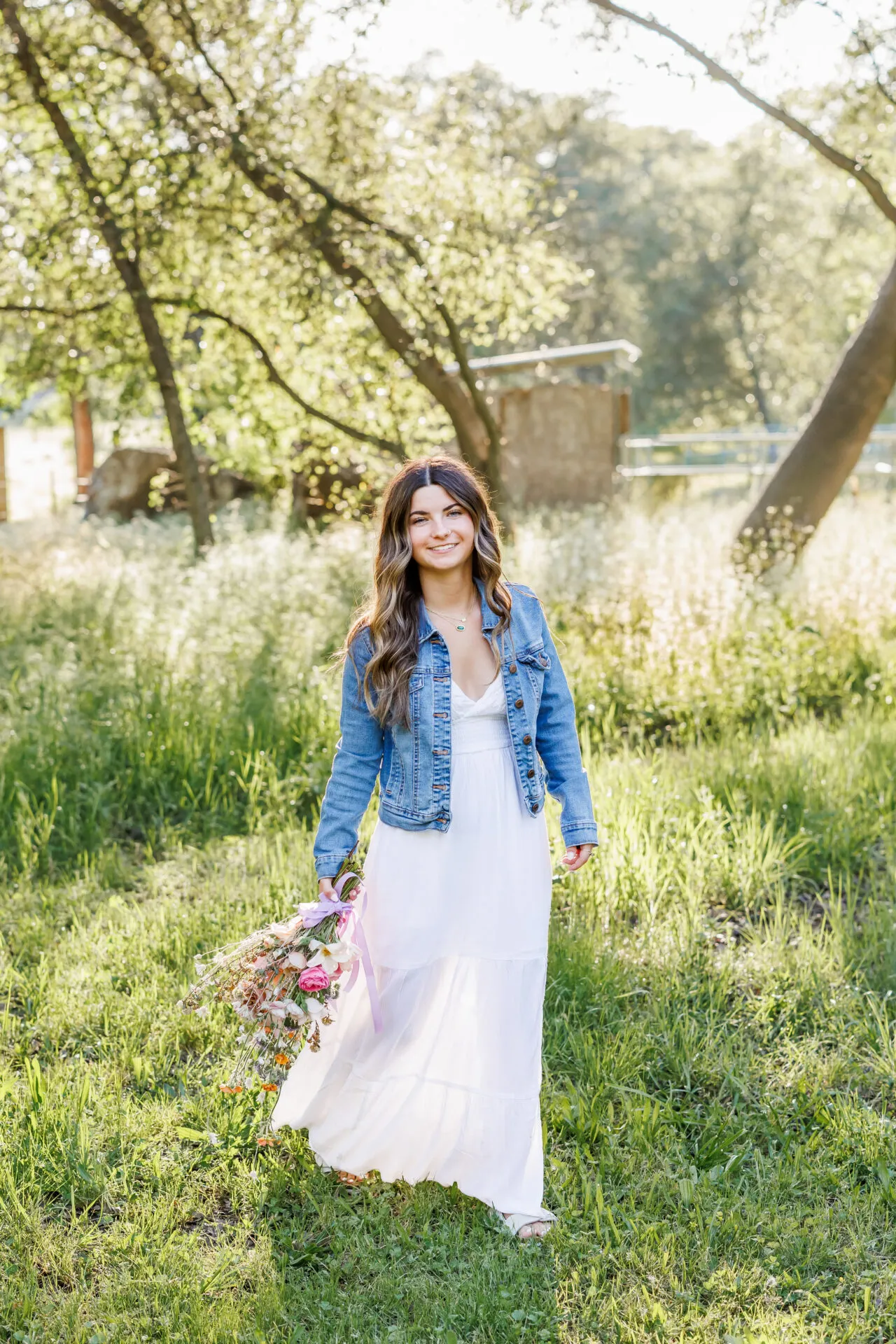 Full Length of High School Senior girl session in a field with a Florecita Floral bouquet at sunset. Loomis, CA by Ann Keen Photography. What to wear winner.